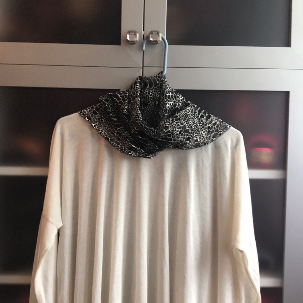 Sheer scarf - Picture 2 of 10